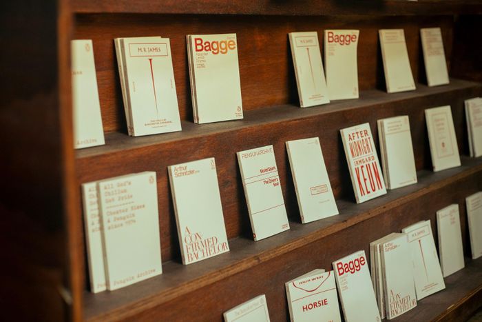  Laura, du khách đến từ Hamburg (Đức), ghé Bookstor trong chuyến đi Hà Lan và nhanh chóng bị thu hút bởi không gian. Là người yêu sách, cô nhận thấy mô hình kết hợp hiệu sách với quán cà phê như Bookstor không phổ biến tại thành phố nơi mình sinh sống. Vì vậy, cô đặc biệt ấn tượng với không gian của Bookstor. 