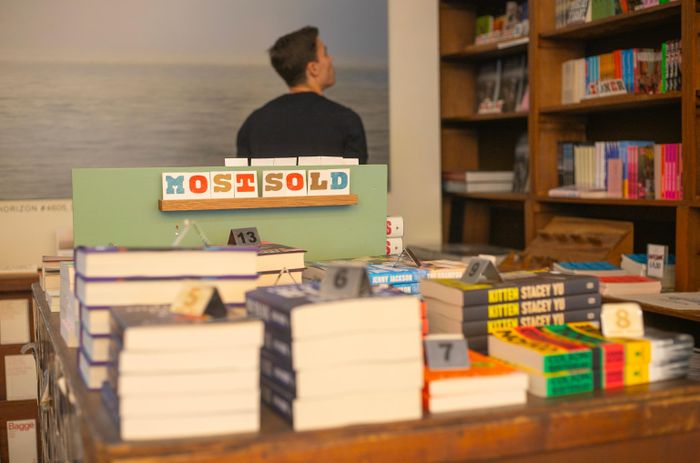  Dù mang dáng dấp một quán cà phê, sách vẫn là yếu tố cốt lõi tại Bookstor. Các đầu sách được phân chia theo nhiều chủ đề, trong đó có văn học và những ấn phẩm từ các nhà xuất bản lớn của Hà Lan cũng như quốc tế, bao gồm Penguin Random House. 