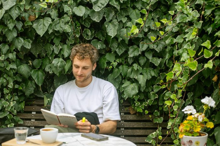 Justin, một sinh viên đến từ Cologne (Đức), cho biết đã nhiều lần ghé Bookstor. Thay vì thư viện công cộng hoặc ở nhà, anh chọn nơi đây vì không gian đủ yên tĩnh để đọc sách nhưng vẫn có cảm giác sinh động của một quán cà phê. “Điểm hấp dẫn của Bookstor nằm ở khả năng tạo ra những góc riêng cho người đọc mà không khiến không gian trở nên quá tĩnh lặng”, Justin chia sẻ. 