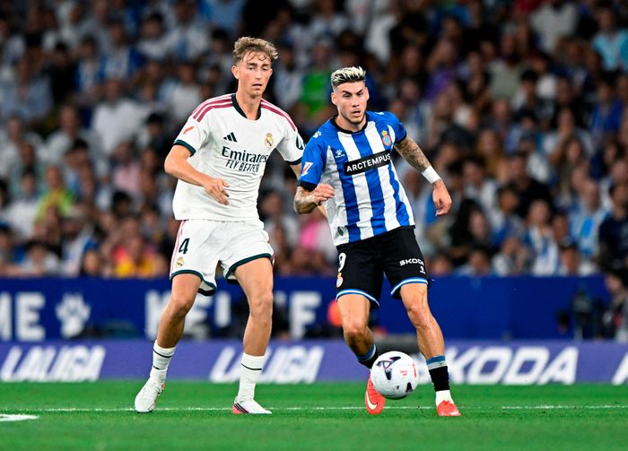 Dean Huijsen có khả năng phát triển bóng tốt, nhưng Mourinho nhấn mạnh nhiệm vụ quan trọng nhất của một trung vệ vẫn là thắng tranh chấp và tạo sự an toàn phía sau. 