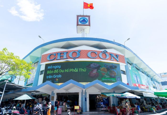  Các gian hàng tại Chợ Cồn có thêm kênh để người dân và du khách tìm kiếm, đặt mua món ăn trên GrabFood, GrabMart. 