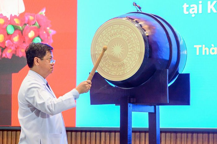 Tiếp đó, tiếng trống khai trường do Giám đốc Bệnh viện Diệp Bảo Tuấn thực hiện vang lên, đánh dấu thời khắc năm học mới 2026–2027 chính thức bắt đầu tại bệnh viện. Tiếng trống mang không khí ngày khai trường đến gần hơn với các bệnh nhi, đồng thời tiếp thêm động lực, nghị lực để các em vững vàng trong hành trình điều trị bệnh.