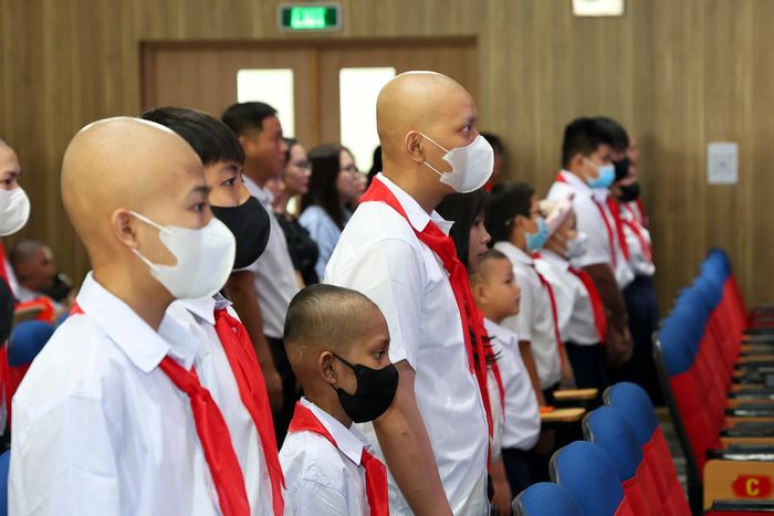 Dù được tổ chức tại Bệnh viện Ung Bướu TP.HCM - tuyến cuối trong điều trị ung thư khu vực phía nam, lễ khai giảng năm học 2026–2027 nơi đây vẫn diễn ra trang trọng với đầy đủ các nghi thức, mang đến không khí khai trường trọn vẹn cho các bệnh nhi.