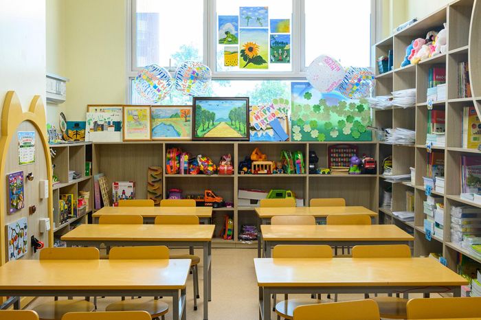 Lớp học “Hoa Hướng Dương” được Bệnh viện Ung bướu TP.HCM duy trì suốt 17 năm qua. Đây là nơi các bệnh nhi có thể tiếp tục học tập trong những ngày phải ở lại bệnh viện điều trị. Không gian lớp học trở nên đặc biệt khi bàn học, sách vở và những bài giảng hiện diện giữa môi trường bệnh viện. Các em được học những kiến thức phù hợp với sức khỏe và khả năng của từng người, không chịu áp lực về điểm số.
