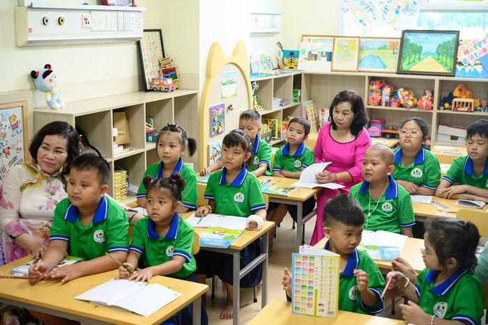 Các em học sinh chăm chú theo dõi bài giảng của cô giáo. Dù đang trong hành trình điều trị bệnh, các em vẫn được tạo điều kiện để học tập, vui chơi và nuôi dưỡng những ước mơ của riêng mình.