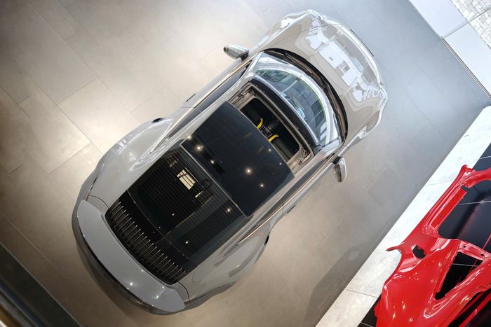  Góc nhìn từ trên xuống của mẫu siêu xe thể thao Porsche 911 Turbo S. Đối thủ của 911 Turbo S là những mẫu xe thể thao hiệu suất cao như Mercedes-Benz GT, Maserati MC20 hay các mẫu siêu xe "entry level" như Mclaren Artura và Ferrari Amalfi.