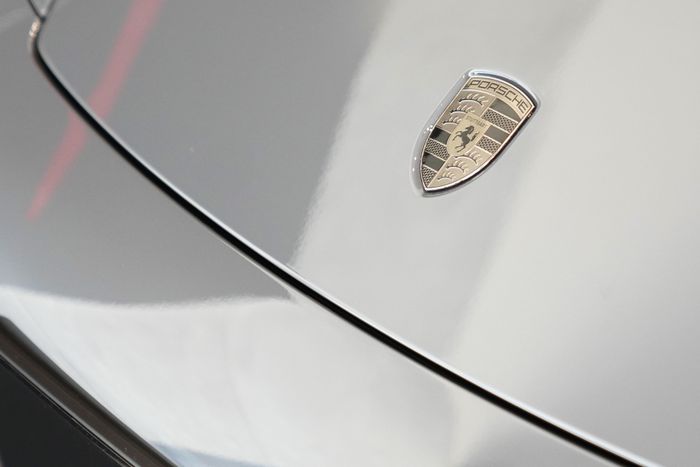  Porsche 911 Turbo S được trang bị động cơ dung tích 3.591 cc, cho công suất tối đa 711 mã lực với mô men xoắn cực đại 800 Nm. Xe được bổ sung motor điện vào hộp số, từ đó giúp giảm tình trạng turbo lag khi tăng tốc. Nhờ đó, chiếc xe có thể cho tốc độ tối đa 322 km/h, khả năng tăng tốc 0-100 km/h trong 2,5 giây. 