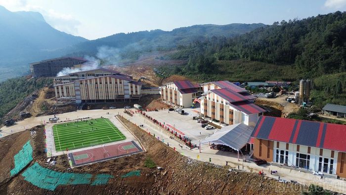  Cũng tại Lào Cai, trước ngày khai giảng, hơn 1.000 thầy và trò trường Phổ thông nội trú Tiểu học và THCS Y Tý (xã Y Tý) đã cùng nhau trang trí lớp, chuẩn bị góc học tập. Các phòng học được vệ sinh sạch sẽ, bàn ghế sắp xếp ngay ngắn. Tại khu nội trú, thầy cô hướng dẫn từng em sắp xếp chỗ ăn, ở, sinh hoạt. Ảnh: Báo Lào Cai.