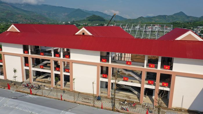  Trường Chiềng Khương được xây dựng tại bản Quyết Tâm, trên diện tích gần 5 ha, với tổng mức đầu tư 250 tỷ đồng. Công trình gồm 30 phòng học, các phòng chức năng, phòng bộ môn, khu nội trú, nhà ăn, bể bơi, sân thể thao đa năng và các hạng mục phụ trợ. Đến thời điểm hiện tại, tiến độ thi công đã đạt khoảng 92%; trong đó nhà hiệu bộ, các dãy phòng học và khu nội trú về cơ bản đã hoàn thiện. Toàn bộ thiết bị giảng dạy cũng được kiểm tra, lắp đặt chỉn chu, sẵn sàng đón học sinh. Ảnh: Ngọc Khiêm. 