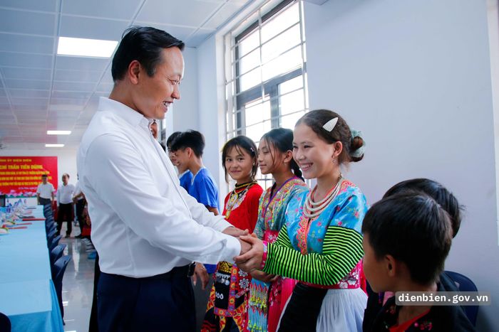  Mới đây, tại buổi làm việc với xã Si Pa Phìn và ban giám hiệu nhà trường, Bí thư Tỉnh ủy Điện Biên Trần Tiến Dũng nhấn mạnh yêu cầu giáo dục toàn diện, không chỉ "dạy chữ" mà còn chú trọng rèn luyện thể lực và kỹ năng sống cho học sinh. Các công trình như sân bóng đá, nhà đa năng, bể bơi cần được khai thác thường xuyên, tạo thói quen rèn luyện sức khỏe cho học sinh. Các môn năng khiếu như âm nhạc, mỹ thuật và giáo dục STEM cũng cần được đưa vào giảng dạy thực chất, tạo sân chơi bổ ích và phát huy khả năng sáng tạo của các em. Ảnh: dienbien.gov.