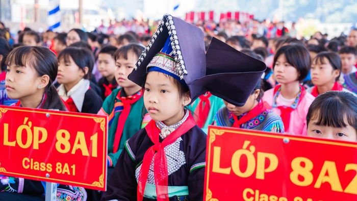  Đến nay, nhà trường đã hoàn tất phương án nội trú, phân phòng ở theo lứa tuổi, giới tính và hướng dẫn học sinh thực hiện nếp sống và nội quy. Mục tiêu xuyên suốt của nhà trường trong năm học này là giữ vững sĩ số, bảo đảm tỷ lệ chuyên cần và nâng chất lượng học tập để 100% học sinh đạt chuẩn lên lớp vào cuối năm. Ảnh: muongkhuong.gov.
