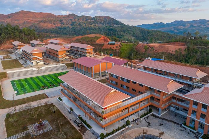  Ở Điện Biên, trường Nội trú liên cấp Tiểu học, THCS Si Pa Phìn (xã Si Pa Phìn) là dự án về đích đầu tiên trong số 248 trường, khánh thành ngày 31/1/2025. Năm học này, trường tuyển sinh đủ quy mô với 31 lớp và 1.012 học sinh (449 em cấp tiểu học, 563 em cấp THCS). Trong đó, 775 học sinh nội trú và 237 học sinh bán trú. Khu nội trú của trường được bố trí 120 phòng dành cho học sinh và 15 phòng công vụ cho giáo viên, góp phần giải quyết khó khăn về chỗ ở, đi lại cho thầy và trò. Ảnh: Việt Linh. 