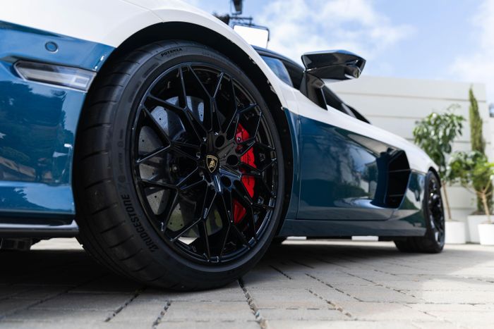  Xe vẫn sử dụng bộ mâm Velador đa chấu được hoàn thiện màu đen Nero Noctis, kích thước 20 inch ở cầu trước và 21 inch ở cầu sau, kết hợp cùng cùm phanh màu đỏ Rosso. 