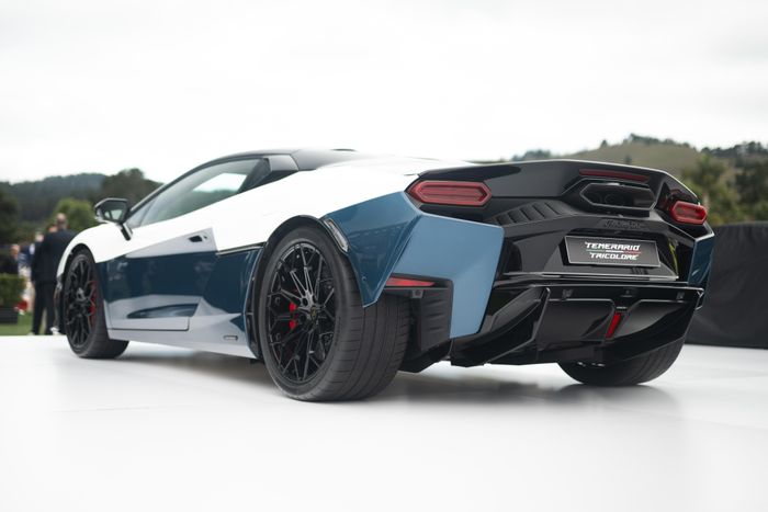  Siêu xe này có nhiều chế độ lái như Città, Strada, Sport và Corsa. Kết hợp với các mức năng lượng khác nhau, người lái có đến 13 tổ hợp vận hành, trong khi chế độ thuần điện EV cho phép khả năng di chuyển tối đa 10 km. 