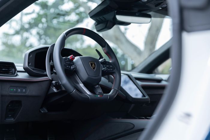  Nội thất của Lamborghini Temerario Tricolore có màu chủ đạo đen Nero Ade được làm nổi bật bởi những đường chỉ khâu tương phản màu đỏ Rosso Alala, trong khi họa tiết hình lục giác xuyên suốt tạo nên sự kết nối thị giác với thiết kế ngoại thất. 