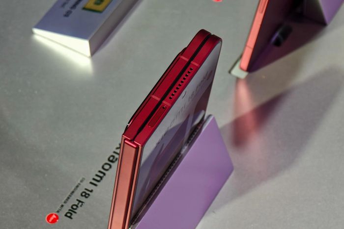  Theo leaker Digital Chat Station trên mạng xã hội Weibo, Xiaomi 18 Fold dự kiến ra mắt với mức giá khởi điểm vượt mốc 1488 USD (khoảng 35 triệu đồng). Mức giá này tăng đáng kể so với thế hệ Mix Fold 4 vốn có giá từ 1340 USD (khoảng 31,5 triệu đồng). Sự điều chỉnh này phản ánh việc nâng cấp cấu hình cũng như định vị sản phẩm ở phân khúc siêu cao cấp. Ảnh: The Verge. 