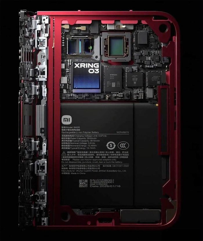  Về cấu hình, Xiaomi 18 Fold sử dụng vi xử lý XRING O3 được sản xuất trên tiến trình 3nm. Theo số liệu thử nghiệm do Xiaomi công bố, con chip này đạt 5.228.014 điểm AnTuTu - cao hơn khoảng 2,2 lần so với vi xử lý A19 Pro trên iPhone 17 Pro Max. Mẫu flagship của Apple đạt khoảng 2.354.537 điểm trong một số bài kiểm tra hiệu năng công khai. Về bộ nhớ, phiên bản tiêu chuẩn của Xiaomi 18 Fold được trang bị 12 GB RAM chuẩn LPDDR6 cùng 256 GB bộ nhớ trong. Ảnh: Xiaomi. 