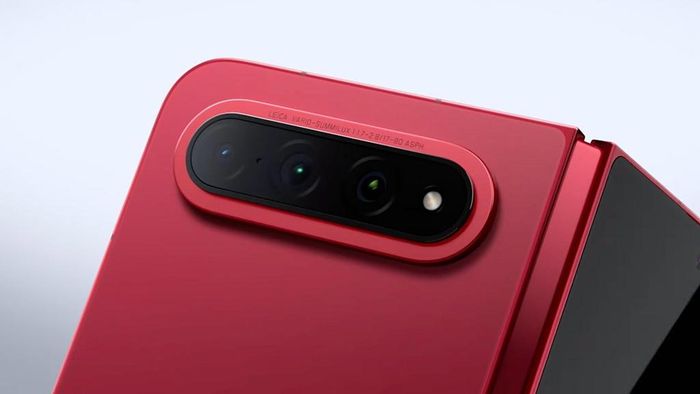  Mặt lưng máy nổi bật với cụm camera đặt ngang, mang ngôn ngữ thiết kế đặc trưng của dòng sản phẩm hợp tác với Leica. Theo các thông tin rò rỉ, cụm camera bao gồm cảm biến chính độ phân giải 200MP, kết hợp cùng ống kính tiềm vọng hỗ trợ zoom quang học. Hệ thống xử lý hình ảnh tích hợp các thuật toán màu sắc và bộ lọc đặc trưng do Leica tinh chỉnh. Ảnh: Xiaomi. 