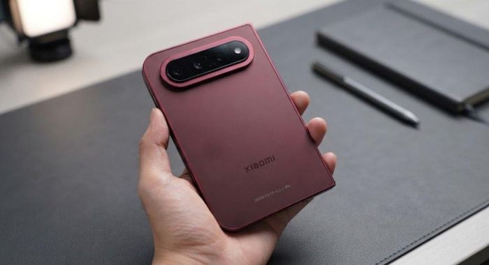 Theo leaker "Experiencemore", Xiaomi 18 Fold được trang bị tấm nền OLED LTPO hỗ trợ tần số quét biến thiên 120Hz và độ sáng tối đa đạt 4.000 nits. Đáng chú ý, thiết bị dự kiến sử dụng công nghệ tấm nền Real RGB với cấu trúc sắp xếp dải màu RGB đầy đủ, giúp hình ảnh hiển thị sắc nét, đồng đều và tái tạo màu sắc chính xác hơn. Ảnh: Xiaomi. 