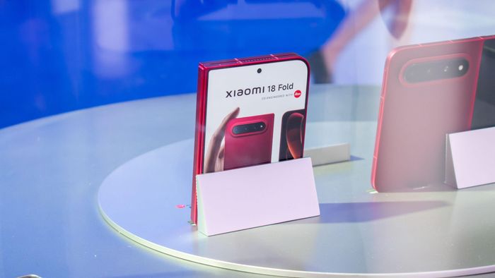  Các thông tin rò rỉ trước đó cho biết màn hình phụ phía ngoài của Xiaomi 18 Fold có kích thước 6,56 inch và sở hữu tỷ lệ khung hình 2:1 tương tự màn hình gập bên trong. Thiết kế cạnh bo nhẹ mang lại cảm giác cầm nắm gọn gàng, giúp người dùng dễ dàng thao tác bằng một tay đối với các tác vụ cơ bản như nghe gọi, nhắn tin hay truy cập nhanh ứng dụng mà không cần mở màn hình chính. Ảnh: Expert Review. 