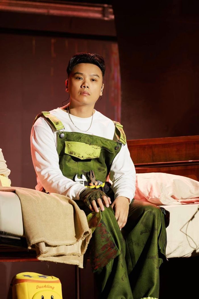 Dấu ấn để lại của nam rapper được thể hiện rõ nét nhất ở tiết mục Nhong nhong nhong. Ở màn trình diễn này, team Huỳnh Lập, Thái VG, Thái Lê Minh Hiếu ghi điểm với sự đầu tư chỉn chu, cách kể chuyện có lớp lang. Thái VG cũng chịu khó diễn xuất khi đảm nhận vai người cha nghèo, nỗ lực làm nhiều nghề để nuôi nấng và đảm bảo cho con gái có cuộc sống đủ đầy.