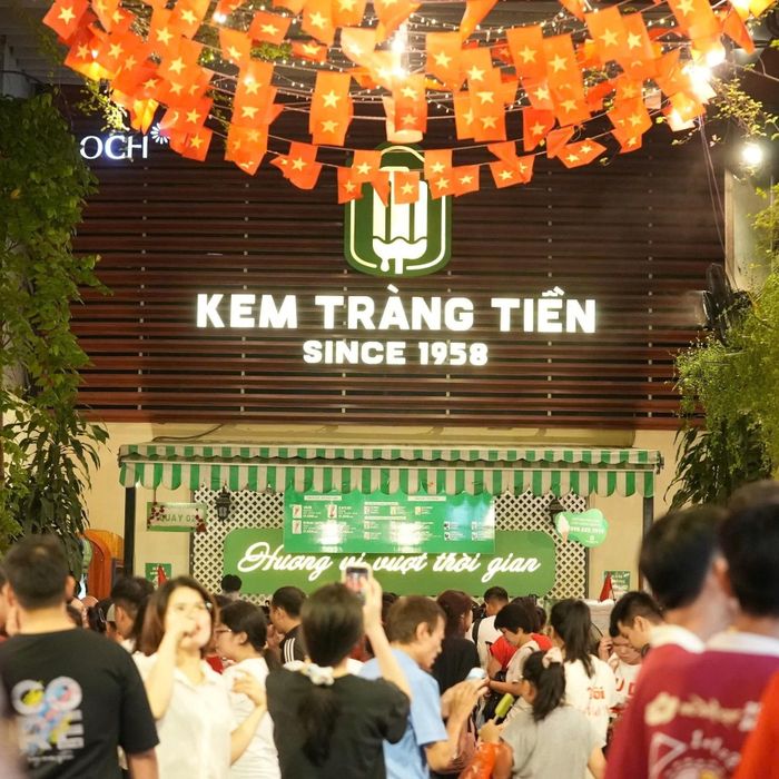 Cửa hàng Kem Tràng Tiền ở địa chỉ 35 Tràng Tiền đã tồn tại gần 70 năm.