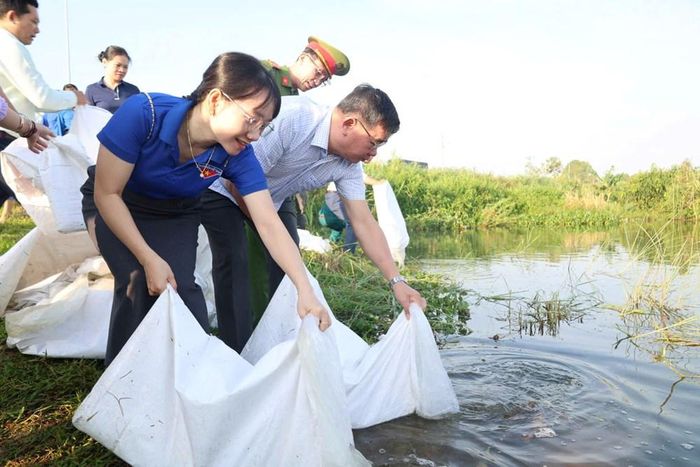Hoạt động thả cá góp phần bảo vệ đa dạng sinh học và cải thiện môi trường sinh thái sông Trà Khúc