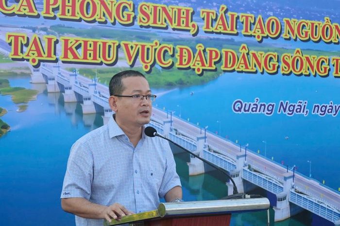 Ông Nguyễn Đức Bình, Phó Giám đốc Sở Nông nghiệp và Môi trường phát biểu tại chương trình thả cá tái tạo nguồn lợi thủy sản