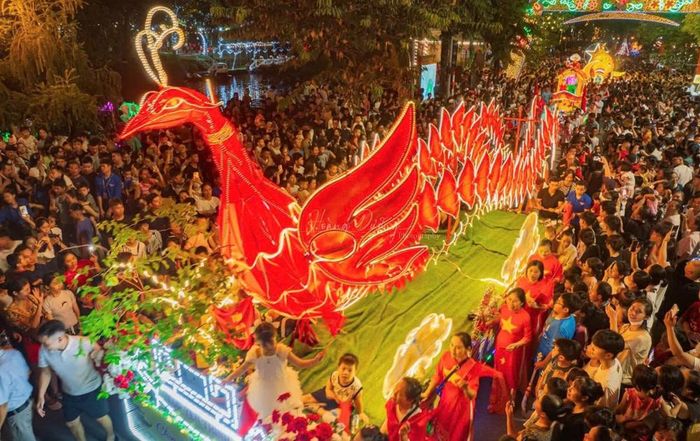 Diễu hành mô hình đèn Trung thu năm 2025 của người dân Sơn Tây