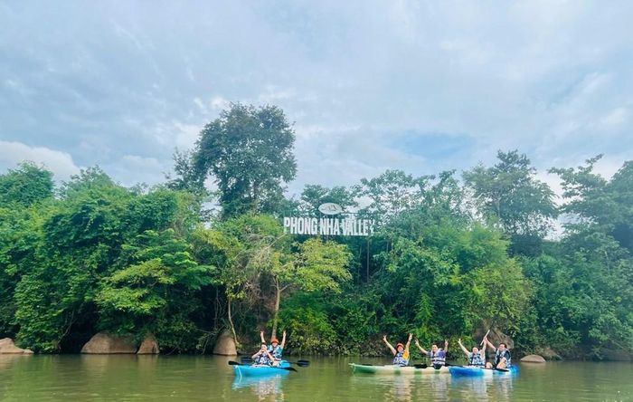 Du khách chơi trò chơi dưới nước tại Phong Nha Valley dù điều kiện thời tiết không thuận lợi