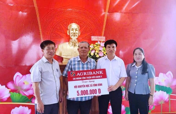 Trao bảng tượng trưng số tiền 5 triệu đồng cho Hội Khuyến học xã Vĩnh Bình