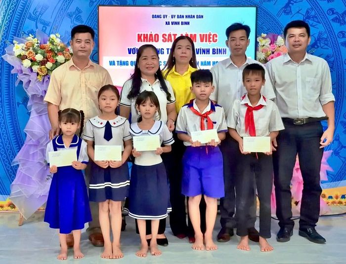 Trao tặng học bổng cho các em học sinh Trường Tiểu học Vĩnh Bình