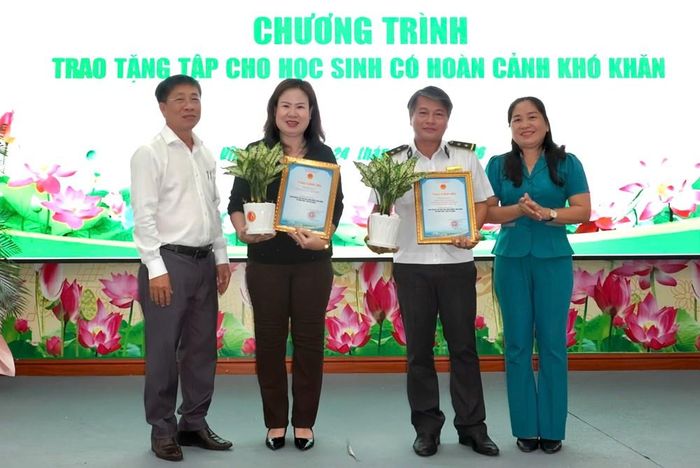 Trao quà lưu niệm cảm ơn nhà tài trợ đã hỗ trợ tập cho học sinh có hoàn cảnh khó khăn