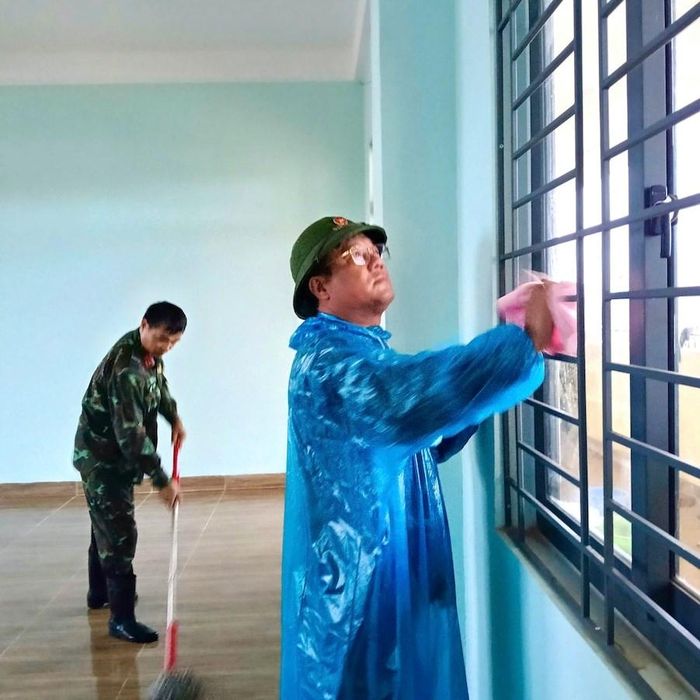 Trung tá Vũ Bá Thiết, Đoàn trưởng Đoàn Kinh tế - Quốc phòng 710 cùng cán bộ, chiến sĩ vệ sinh các phòng học