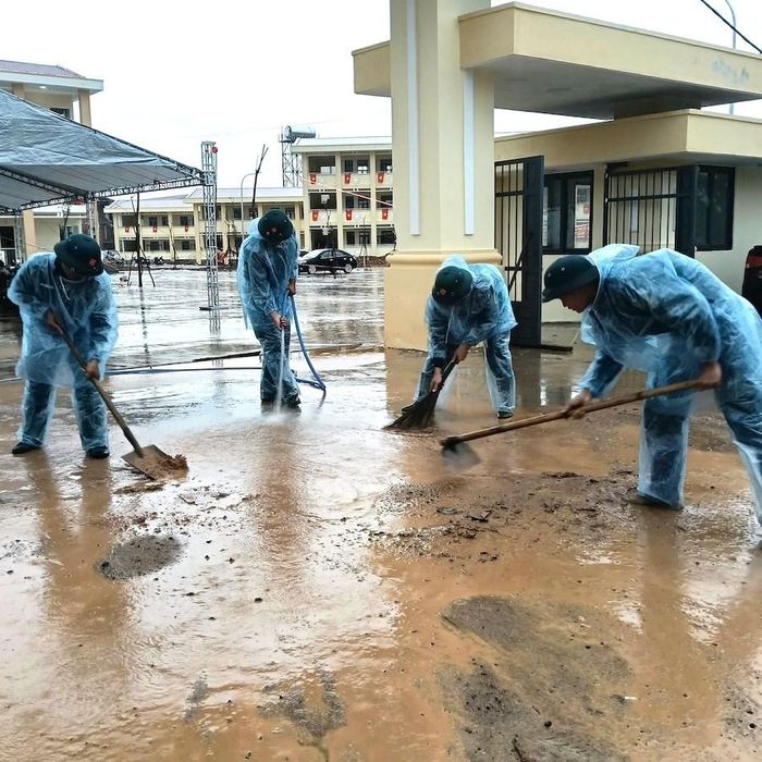 Khuôn viên trường được vệ sinh, chuẩn bị cho ngày học sinh và giáo viên chính thức bước vào năm học mới