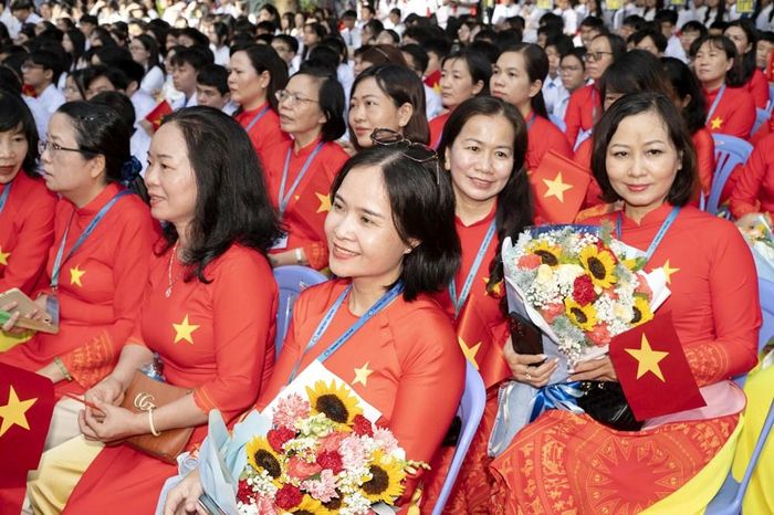 Với việc sắp xếp mạng lưới cơ sở giáo dục, năm học 2026 - 2027 cả nước dự kiến giảm 32.625 hiệu trưởng, hiệu phó và 11.041 nhân viên. Ảnh: Giáo viên THPT tại TP.HCM