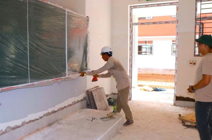 Chính quyền địa phương, lực lượng công an và người dân, các đoàn thể, nhà trường khẩn trương hoàn thiện cơ sở vật chất cho các lớp học Trường phổ thông nội trú Tiểu học và THCS Anh Sơn