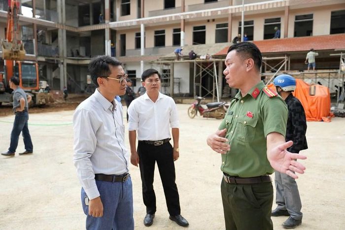 Đại diện lãnh đạo xã A vương cùng các cơ quan chức năng kiểm tra công tác chuẩn bị khai giảng năm học mới của trường