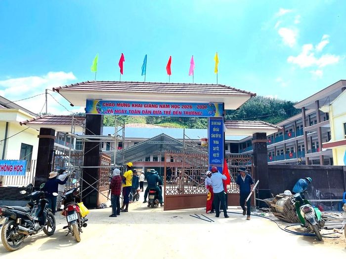 Từ một công trình còn ngổn ngang những ngày trước, ngôi trường mới sẵn sàng để đón những lớp học đầu tiên