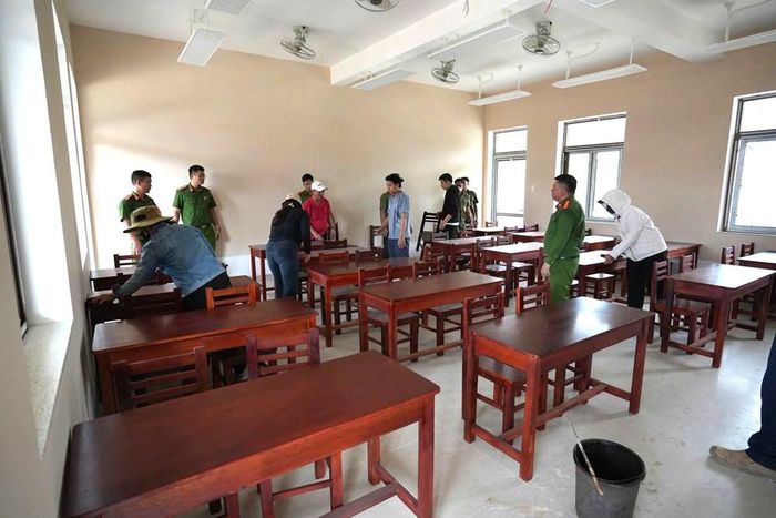 Các lớp học được bố trí bàn ghế, dọn dẹp sạch sẽ chuẩn bị đón học sinh
