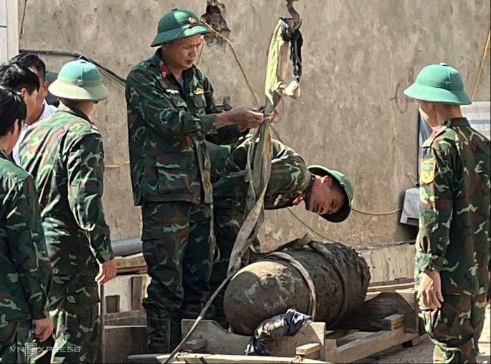 Quả bom nặng 300kg được cơ quan chức năng di dời
