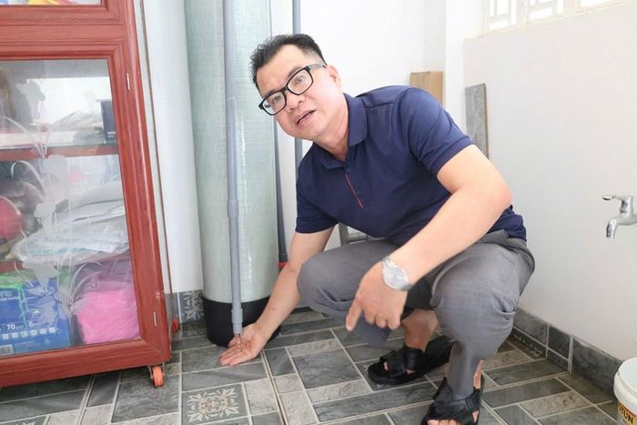 Người dân lo lắng kiểm tra nguồn nước sinh hoạt hằng ngày