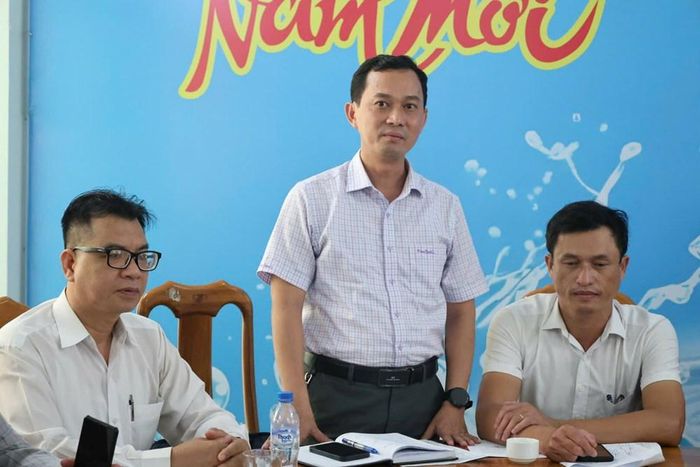 Ông Hoàng Ngô Khánh Phúc, Phó Chủ tịch UBND phường Cẩm Thành trao đổi tại buổi làm việc