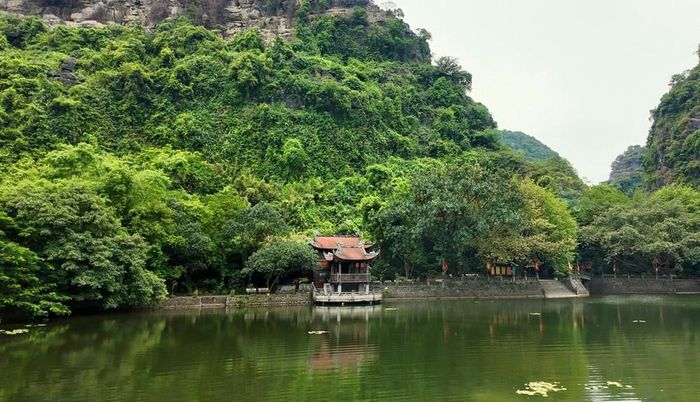 Phủ Khống được bao bọc bởi thung lũng ngập nước quanh năm