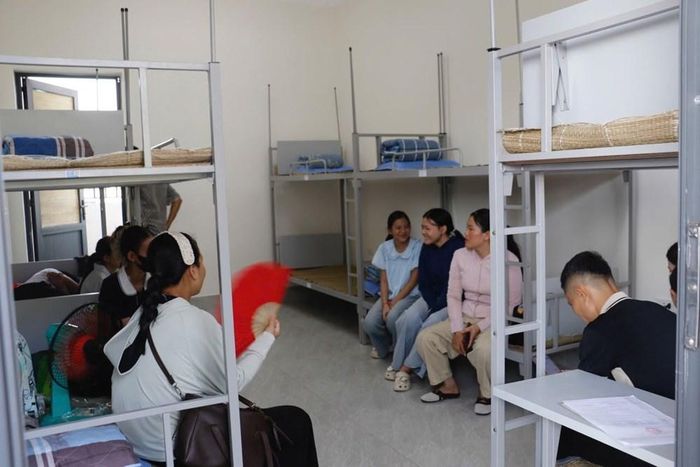 Niềm vui học sinh khi nhận phòng ở nội trú