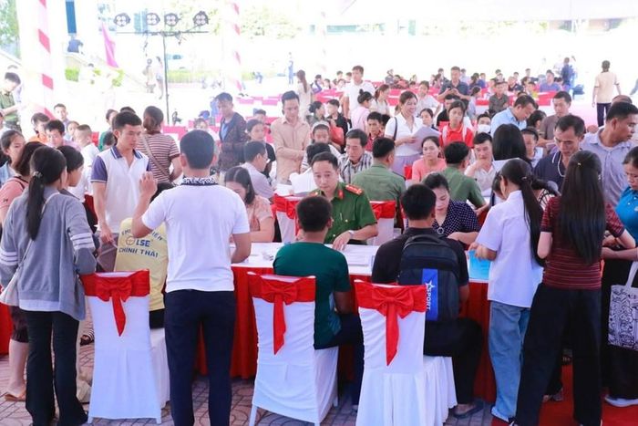 Đông đảo học sinh và phụ huynh đến làm thủ tục nhập học tại Trường Văn hóa Công an nhân dân VI