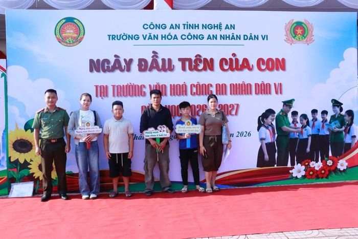 Các em học sinh háo hức ngày nhập học. Ảnh: CANA