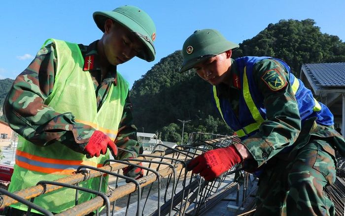 Cán bộ, chiến sĩ Sư đoàn 3, Quân khu 1 thi công Trường phổ thông dân tộc nội trú liên cấp xã Quang Hán