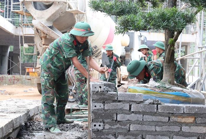 Cán bộ, chiến sĩ Sư đoàn 3, Quân khu 1 thi công Trường phổ thông dân tộc nội trú liên cấp xã Đức Long