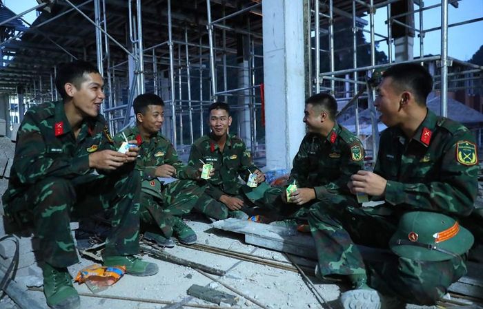 Cán bộ, chiến sĩ Sư đoàn 3, Quân khu 1 thi công Trường phổ thông dân tộc nội trú liên cấp xã Quang Hán